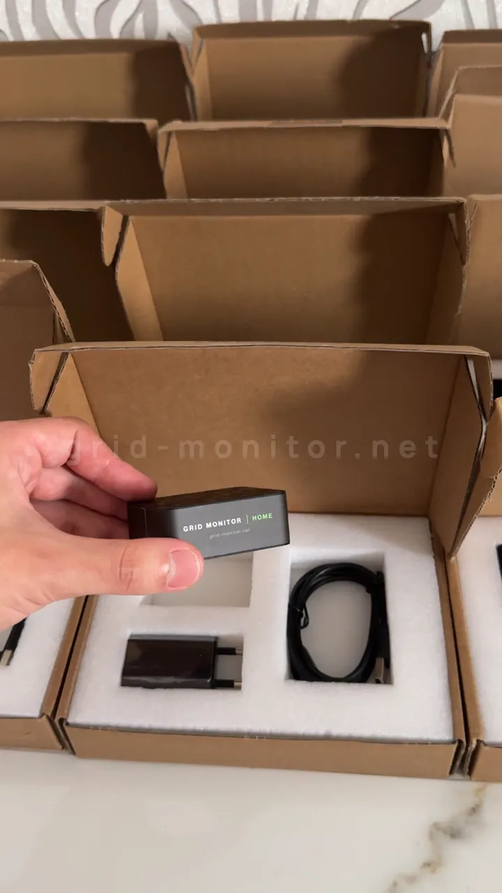 Відео: Grid Monitor Home виймають з коробки й показують з різних боків